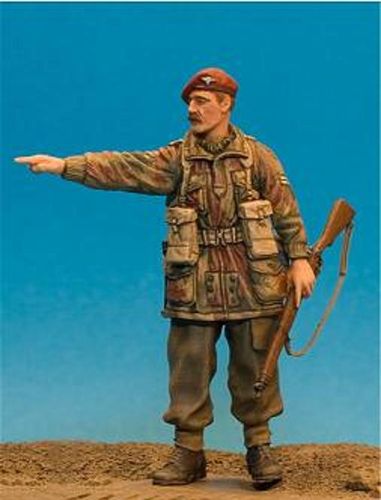 WF35022, 1/35th scale WWII British Para NCO. Pointing (Rifle)